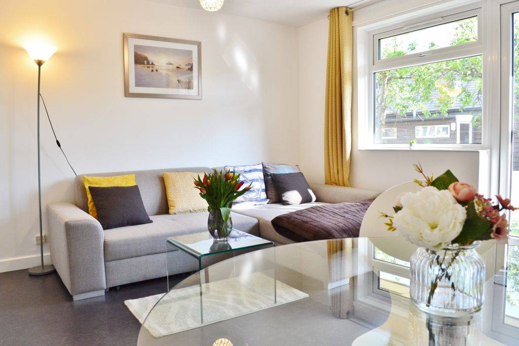 Serviced Apartment with FREE car park and Bus Stop close to Hospital & Rail Station – UBK-85644