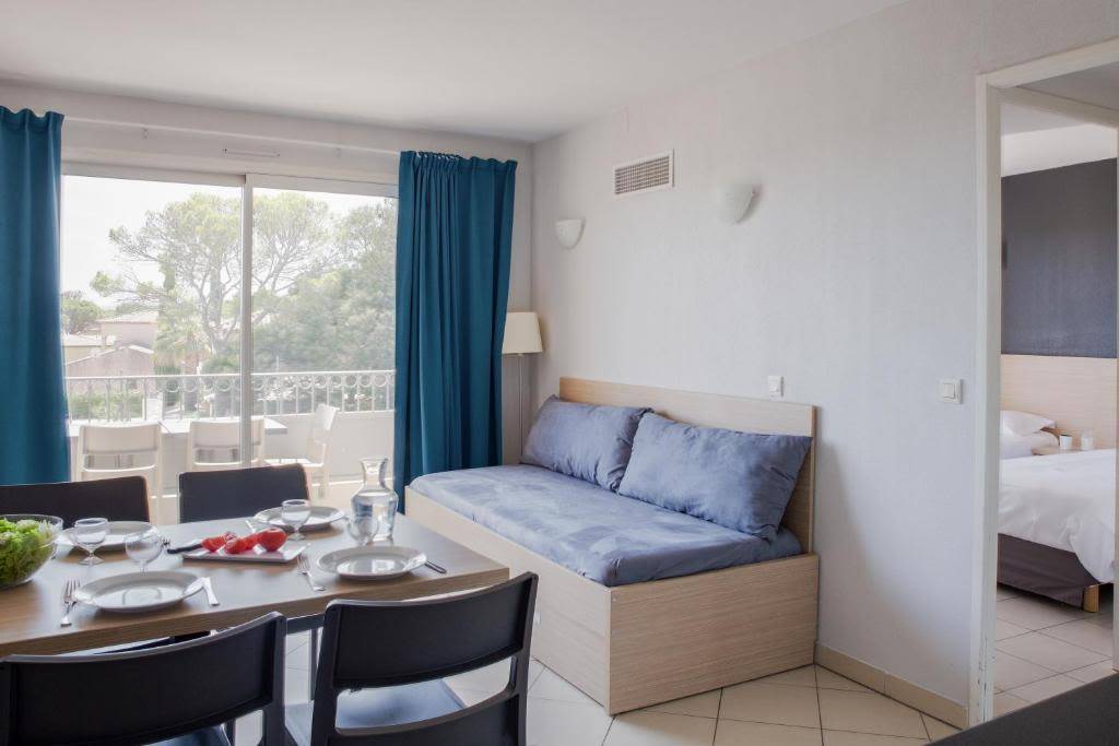 Three-Bedroom Apartment with balcony – UBK-927518