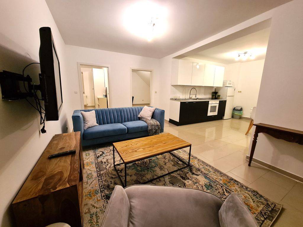 Beautiful, fully furnished, serviced apartment next to GTA – UBK-591672