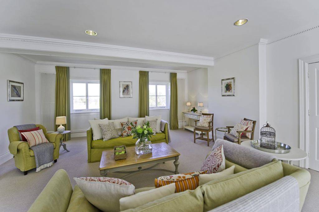 Court Suite – Spacious elegant one bedroom suite apartment – GBP-313579