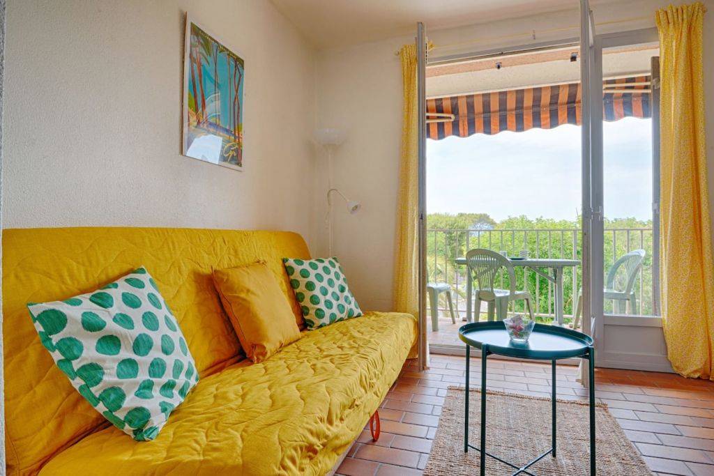 Beachfront apartment with balcony – UBK-966599