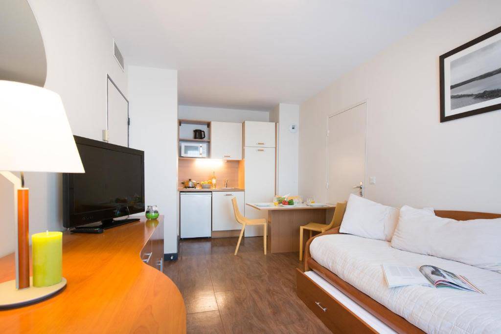 Modern one bedroom apartment near the beach – UBK-611743