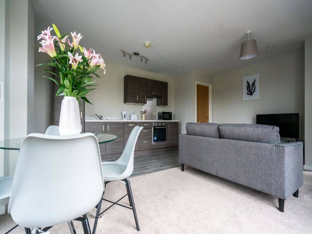 Charming 2-bedroom apartment in Salford – UBK-524312