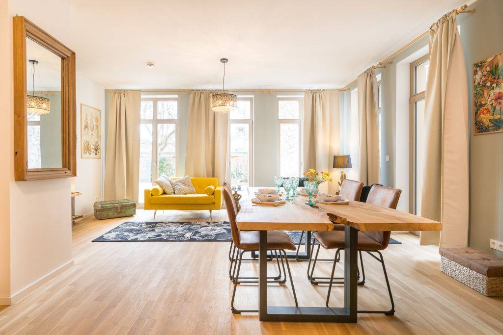 Modern, bright apartment with open living and dining area in the castle park – POT-383788