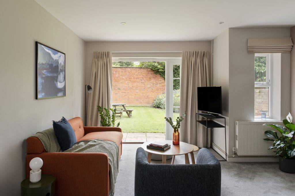 Stylish superior two-bedroom apartment close to the centre of Reading – UBK-450392