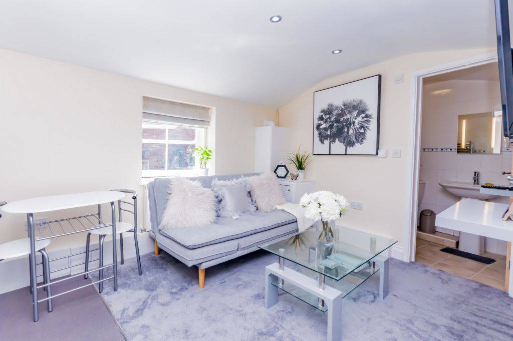 Stylish Living Minutes from Reading Town Centre – UBK-500396